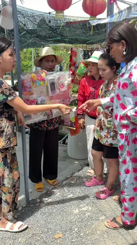 Ký ức tuổi thơ dữ dội. Bà nào xưa biết trò này chắc giờ 2-3 đứa rồi. 