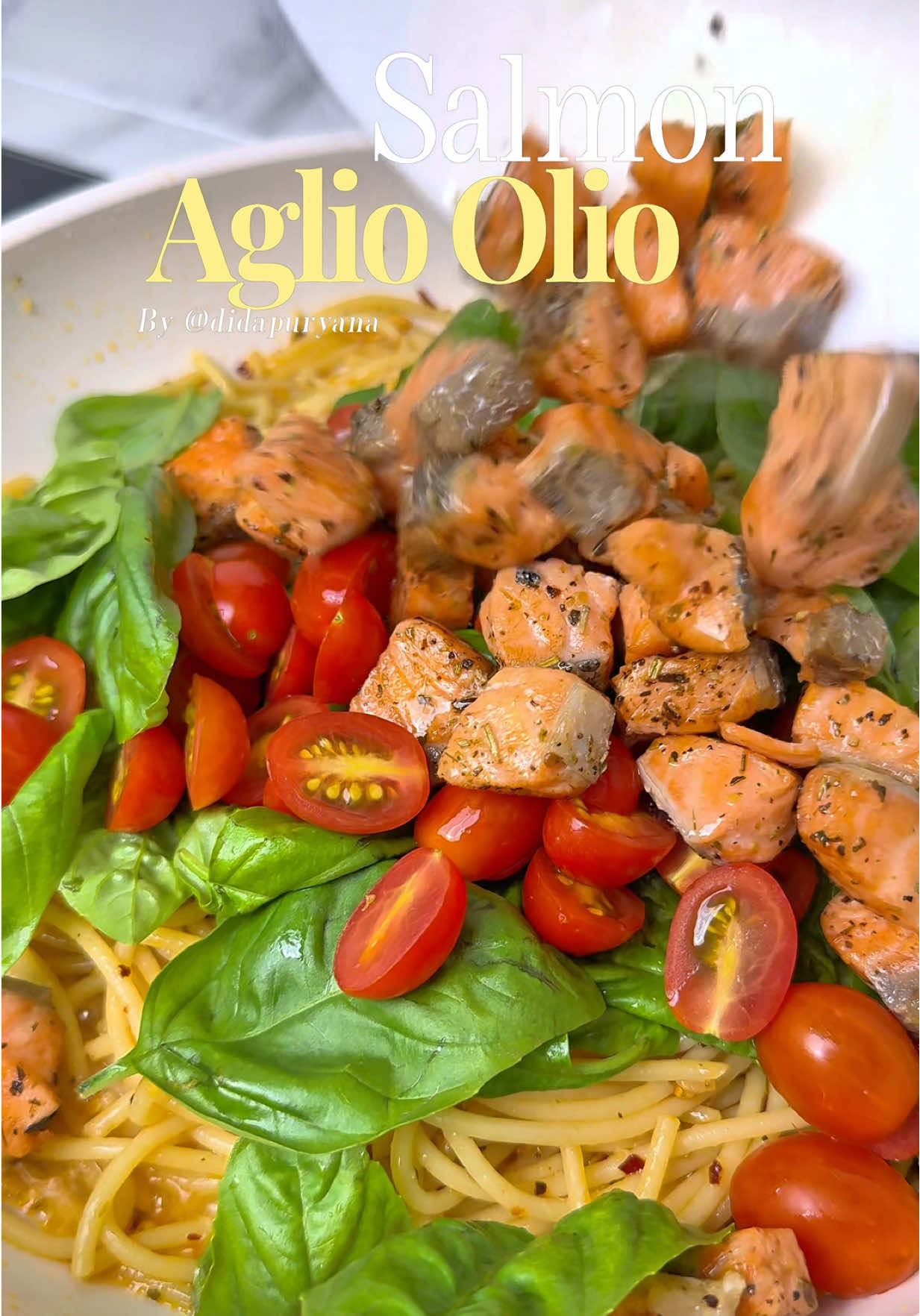 SALMON AGLIO OLIO Bahan-bahan : ✨Minyak ✨Salmon ✨Garam ✨Italian herbs ✨Lada hitam ✨Bawang putih ✨Chili flakes ✨Spaghetti yang telah direbus ✨Kiub ayam ✨Air rebusan pasta ✨Tomato ceri ✨Basil Cara-cara : 📍Perap sebentar salmon bersama garam, italian herbs & lada hitam.  📍Panaskan minyak. Goreng salmon sehingga masak. Angkat & ketepikan.  📍Dalam pan yang sama. Tumis bawang putih sehingga naik bau.  📍Masukkan chili flakes, italian herbs & lada hitam. Tumis sebentar.  📍Masukkan spaghetti yang telah direbus.  📍Masukkan kiub ayam & air rebusan pasta. Masak sebentar sehingga semua sebati. 📍Last sekali masukkan basil, tomato ceri & salmon. Gaul sebati.  📍Siap. Mudah dan pantas. Semestinya sedap 😋  Selamat mencuba 🍛 #didapuryana #aglioeolio #aglioolio #salmon #salmonaglioolio 