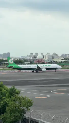 Datang ke bandara cuma nongkrong lihat pesawat 😍 Bandara Internasional Kaohsiung Airport #pyf #kaohsiung_taiwan🇹🇼 