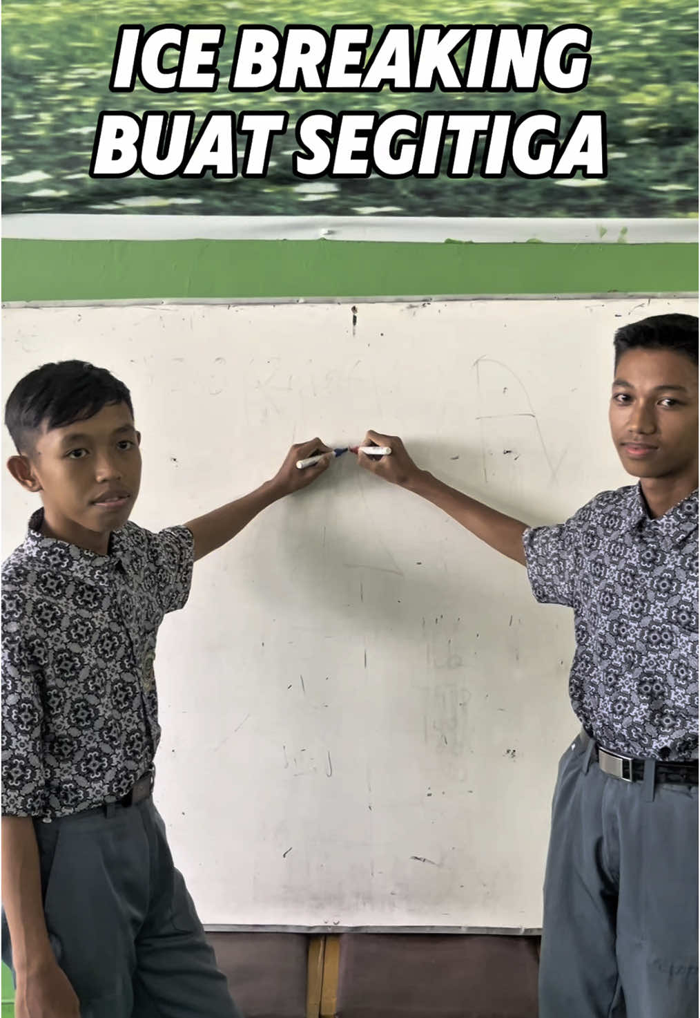 Buatlah segitiga tanpa melihat di papan tulis! #icebreaking #teamwork #games #siswa #guru 