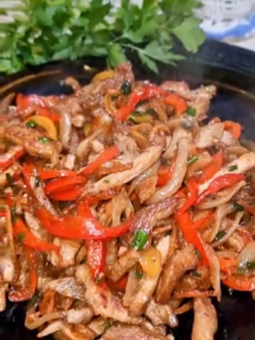 Обалденное мясо👍😍 Ингредиенты  👇👇👇👇👇 🥙мясо 500-600гр 🥙1 лук 🥙1 морковь 🥙1 болгарский перец 🥙пучок зелёного лука Для соуса: 🥙4 зубчика чеснока 🥙1 ст.л сахара 🥙0,5 ч.л соли 🥙немного черного перца и красного острого перца 🥙1 ст.л яблочного уксуса 🥙1 ст.л раст.масла 🥙5-6 ст.л соевого соуса ПРИЯТНОГО АППЕТИТА 