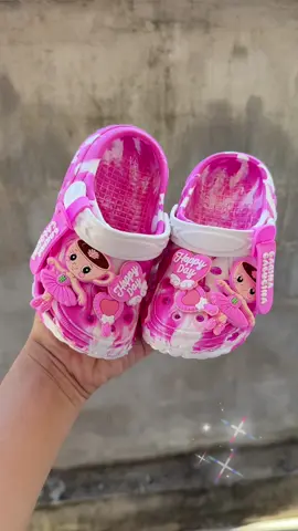 ลายน้องบัลเลริน่าคาปูชิน่า ใส่แล้วคิ้วท์มากกก 👧🏻 พื้น EVA นุ่ม เบา ใส่สบาย เด็กๆ วิ่งเล่นได้ทั้งวัน 🦋 สีม่วงพาสเทลหวานๆ แบบนี้ แม่ๆ ต้องรีบจับจองเลย ของหมดไวมากกกก!”#บัลเลริน่าคาปูชิน่า #เด็กสายแฟชั่น #รองเท้าเด็กน่ารัก 