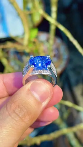 Siêu Phẩm Natural Sapphire Hero màu siêu rực hàng cắt facet sạch tinh ánh lửa neon mạnh, chuẩn thiên nhiên tuyệt đẹp hiếm có - Trọng lượng đá : 9,15cts - Vàng trắng 14k : 3,35c đính full kim cương thiên nhiên tấm tự nhiên 100% #hluxury #gemstone #giatrivinhcuu #luxury #sapphire 