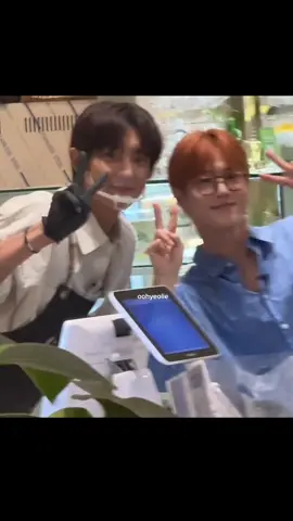 aww cakep bgt papi sama yeol, syg bgt kalo gak di JJ in nehh🍒🐰 SUHO supporting Barista Chanyeol today~ / cr: suholook on X #suho #chanyeol #exo #weareoneexo #CapCut 