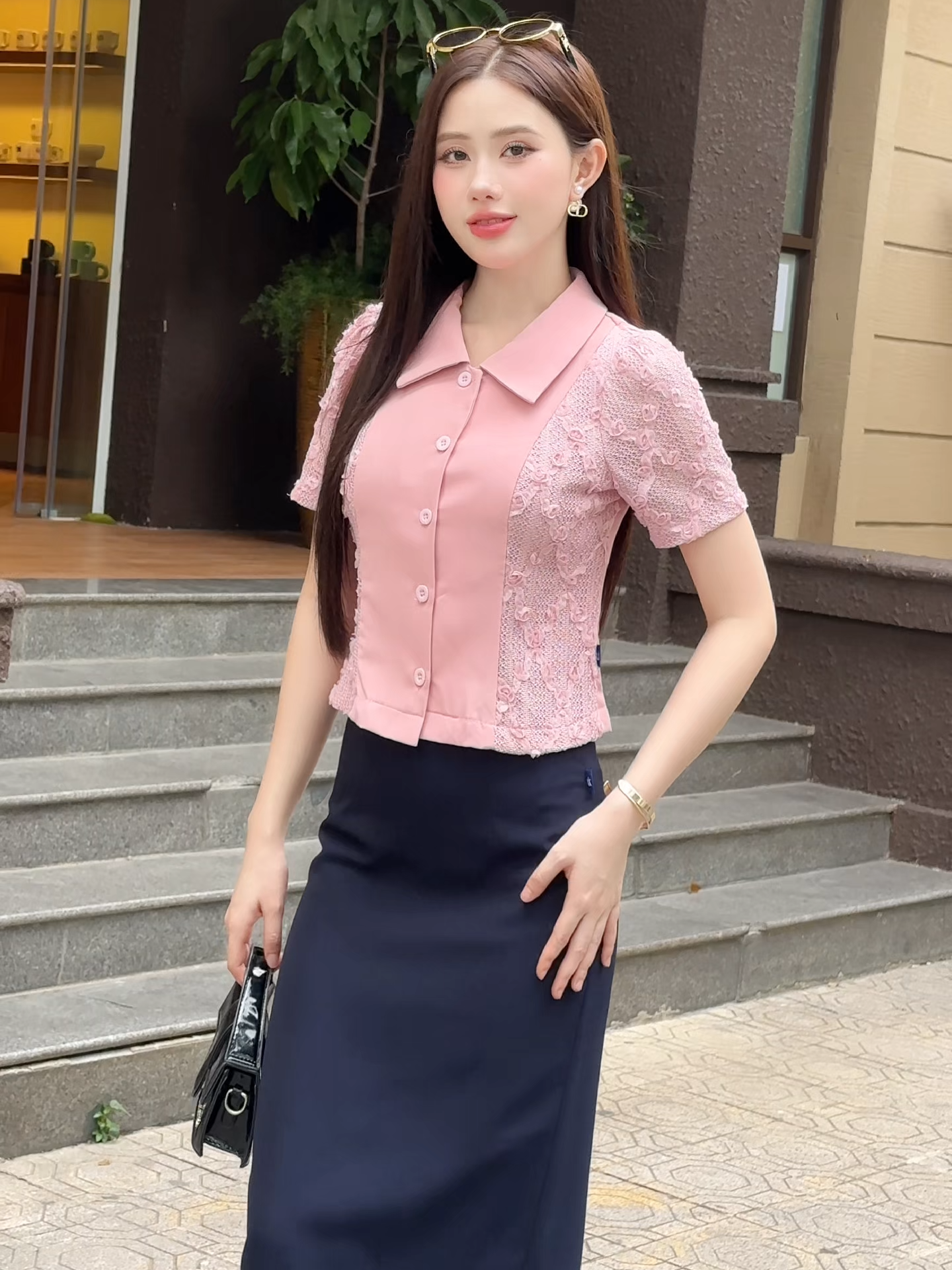 Sơ Mi Phối Ren Cúc Nẹp – khi sự tinh giản gặp gỡ nét lãng mạn. Một lựa chọn hoàn hảo để nàng công sở luôn ghi điểm trong mắt đồng nghiệp ✨ #ukfashionofficial #somicongso #chanvayxinh #thoitrangcongso #OOTD #setdoxinh #xuhuong