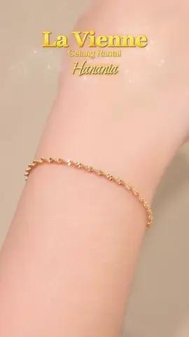 Lihat kilau ini… jangan bilang kamu nggak pengen 😍✨ Gelang Rantai Hanania Checkout dikeranjang kuning di bawah✨💕  JOIN LIVE SETIAP HARI!!😘  #shopmaster  #perhiasan  #gelang  #diskontiktokshop  #promoguncang99  #joinlivestreaming  #aksesoriswanita  #promo