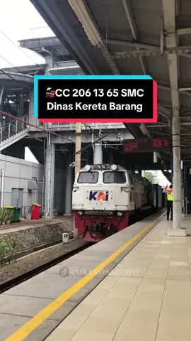 Lokomotif 🚂CC 206 13 65 SMC membawa berapa kontainer nih⁉️🔥📸 Hashtag: #kalimascargo #stasiunsurabayapasarturi #doubledoubletrack #stasiunkalimas #ka121 #daop1 #sepur #semboyan35 #semboyan41 #ka256jakatingkir #gerbong #gerbongkeretaapi #ptinka #daop8 #keretaapi #keretaapiindonesia #keretaapiindonesiapersero #cc2017803yk #keretaapikitaa #fyp #keretaapikita #keretaapi_id #pramugarikeretaapi #kai121 #indonesianrailways #railfans #sahabatkeretaapi #pecintakeretaapi #cc2061365smc #stasiuntanjungpriok