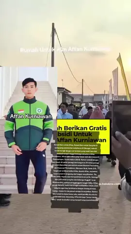 surga untukmu anak Sholeh si baik hati alm Affan Kurniawan 😭 😭 🥺 al Fatihah Rumah Baru untuk Affan, Rumah Baru untuk Sang Ibu Di ujung gang perumahan sederhana di Cileungsi, sebuah rumah mungil dengan cat tembok yang masih baru kini menjadi tempat tinggal keluarga almarhum Affan Kurniawan, driver ojek online yang tewas saat aksi massa di Pejompongan, Kamis malam (28/8). Rumah subsidi dengan luas tanah 60 meter persegi dan bangunan 30 meter persegi itu resmi diserahkan pemerintah melalui Menteri Perumahan dan Kawasan Permukiman, Maruarar Sirait, Senin (1/9). Tangis tak tertahan ketika Erlina, ibunda Affan, menerima kunci rumah itu langsung dari tangan sang Menteri. “Bu, atas nama negara saya menyerahkan kunci ya Bu. Semoga bisa jadi rumah yang Ibu dan keluarga tinggali,” ucap Maruarar lirih, sembari menggenggam tangan Erlina. Affan pernah berkata, suatu hari ia ingin membelikan rumah untuk sang ibu agar bisa beristirahat dengan tenang di masa tuanya. Impian itu tak pernah sempat ia wujudkan. Namun kini, rumah itu benar-benar ada, meski pemilik cita-cita itu sudah lebih dulu berpulang. Affan kini juga “punya rumah baru,” rumah keabadian yang menjadi tempat peristirahatan terakhirnya. Sementara sang ibu, dengan hati yang remuk namun tetap tegar, menempati rumah baru di dunia nyata, hadiah dari negara untuk menggantikan janji yang sempat terucap. Di rumah baru itu, duka dan kebanggaan bercampur jadi satu. Seorang anak pernah punya cita-cita besar, menghadiahkan rumah bagi kedua orang tuanya, meski pada akhirnya rumah itu baru terwujud saat dirinya telah tiada. 
