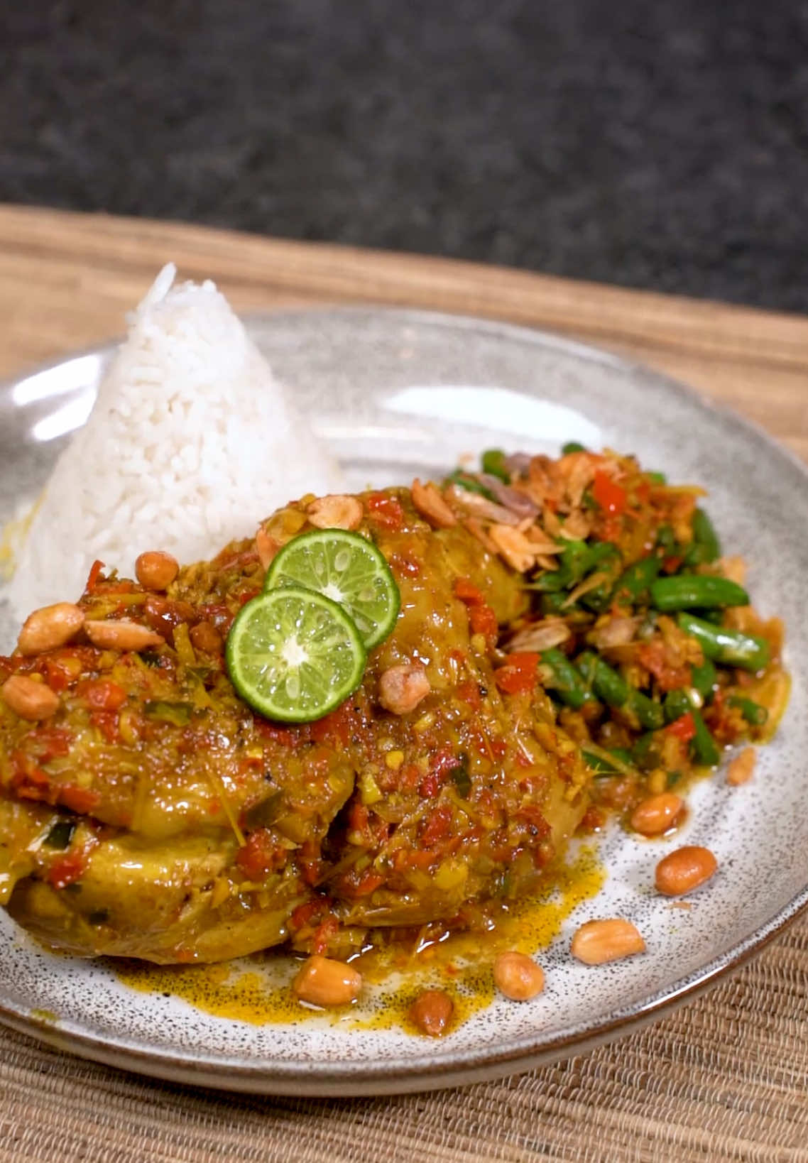 Ayam Betutu!  - Ini kreasi masakan gua, sekarang giliran kalian masak di Kompetisi Koki Muda Koepoe Koepoe!  Pastinya wajib pakai rempah rempah dari Koepoe Koepoe, bikin semua masakan kalian tambah lezat!  - Semangat Koki Muda, siapa tau kalian yang jadi juaranya! @KokiMudaKoepoeKoepoe  @Koepoe Koepoe Official  #KokiMudaKoepoeKoepoe #BanggaRasaIndonesia