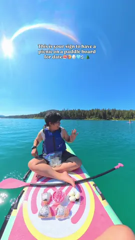 Our table for two is in the middle of the lake🌈🌲🩵 @Janong Elarde 🇵🇭🇯🇵 🇨🇦 #paddleboard #date #wlwcouple #wlwtiktok #lake 