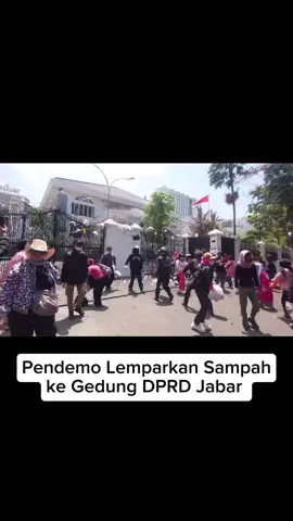 Pendemo Lemparkan Sampah ke Gedung DPRD Jabar padahal sebelumnya sudah dibersihkan Ojol #demo  #mahasiswa  #dpr  #gedungsate  #bandung 