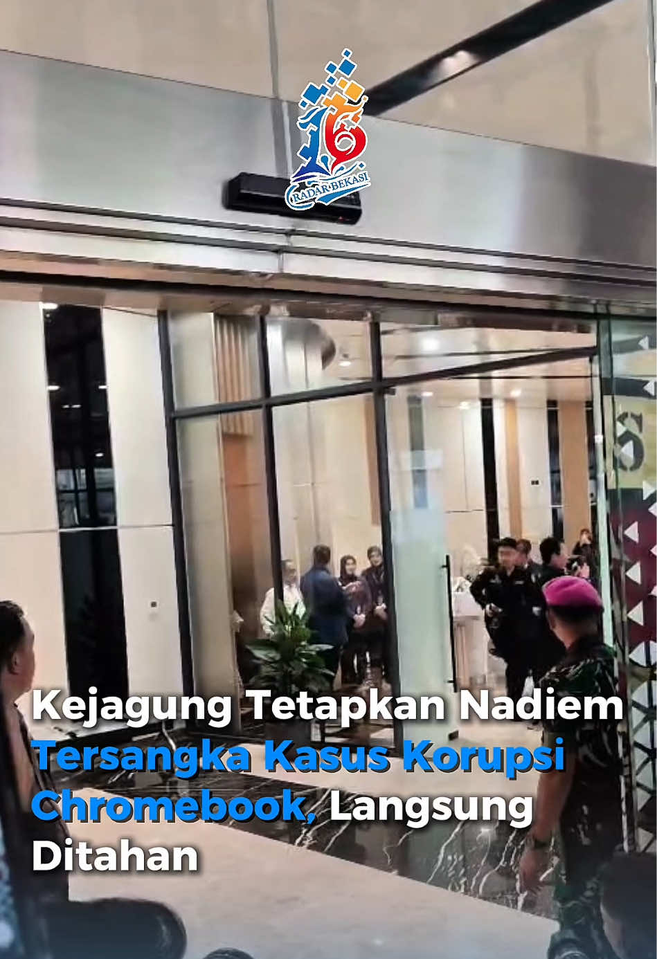 Penyidik Jaksa Agung Muda Bidang Tindak Pidana Khusus (Jampidsus) Kejaksaan Agung resmi menetapkan Nadiem Anwar Makarim sebagai tersangka kasus korupsi.  Mantan Menteri Pendidikan, Kebudayaan, Riset, dan Teknologi (Mendikbudristek) era Presiden Joko Widodo tersebut ditetapkan tersangka dalam kasus korupsi pengadaan laptop Chromebook pada program digitalisasi pendidikan periode 2019-2022. ”Dari hasil pendalam, keterangan saksi-saksi, dan alat bukti yang ada, pada sore hari ini dan hasil dari ekspose, telah menetapkan tersangka baru dengan inisial NAM (Nadiem Anwar Makarim),” ujar Kepala Pusat Penerangan Hukum (Kapuspenkum) Kejagung, Anang Supriatna, saat konferensi pers, Kamis (4/9). Sementara itu, Direktur Penyidikan (Dirdik) JAM Pidsus Kejaksaan Agung, Nurcahyo Jungkung Madyo, menambahkan bahwa penetapan tersangka dilakukan setelah penyidik memperoleh alat bukti yang cukup. Ia menyebut, keputusan tersebut diambil setelah pemeriksaan ketiga terhadap Nadiem. Dengan penetapan ini, Nadiem akan menjalani penahanan di Rutan Salemba cabang Kejaksaan Agung, Jakarta Selatan, selama 20 hari, terhitung sejak 4 September 2025. #radarbekasi #kasus #korupsi #pendidikan #nadiem