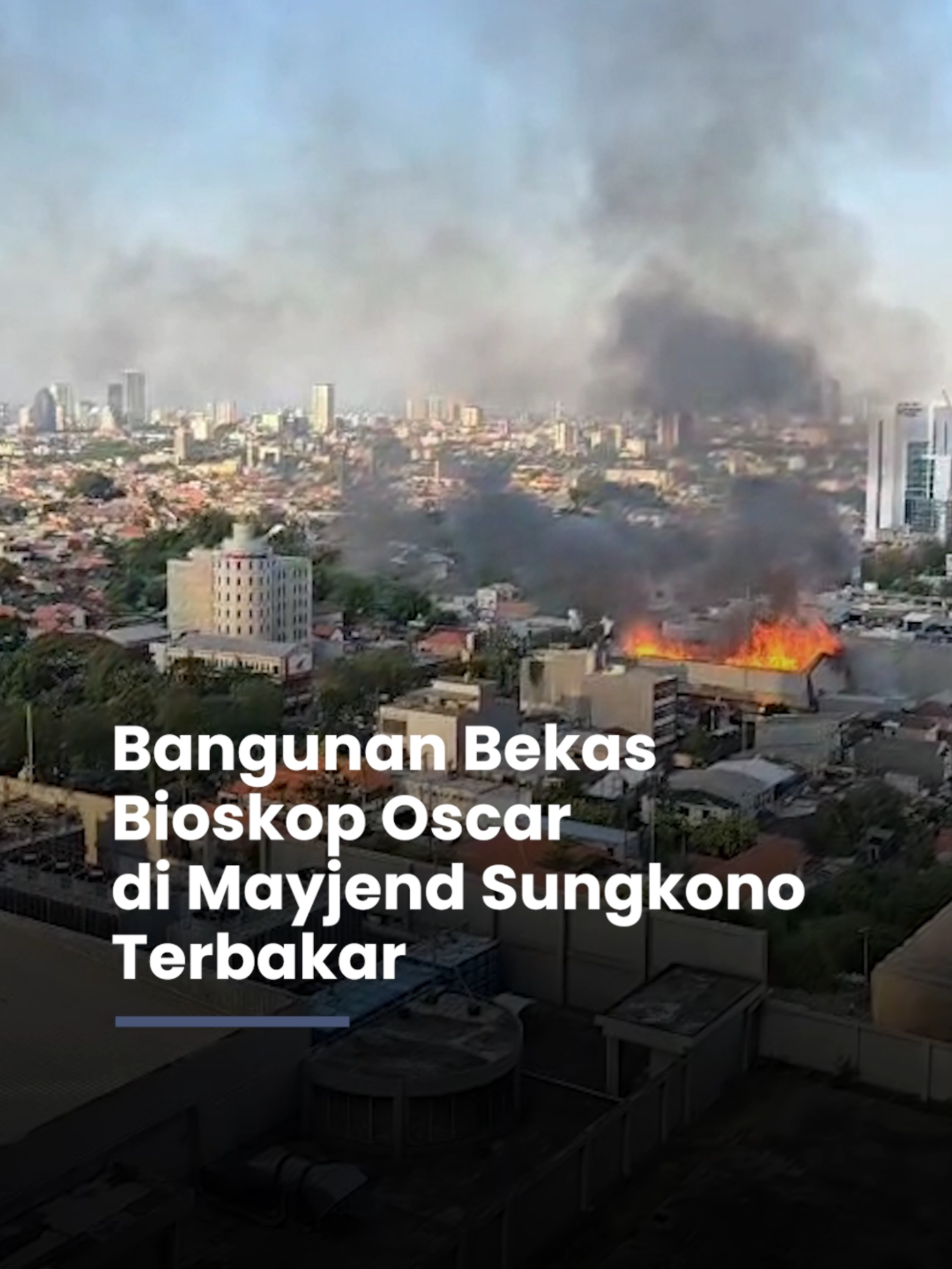 Bangunan Bioskop Oscar di Jalan Mayjend Sungkono yang populer sejak 1980-an terbakar pada Kamis (4/9/2025) sekitar pukul 16.00 WIB Apa saja kenangan yang Anda miliki di Bioskop Oscar, Kawan? Share di kolom komentar #Suarasurabaya #Suarasurabayamedia #Bioskop #MayjendSungkono #Oscar