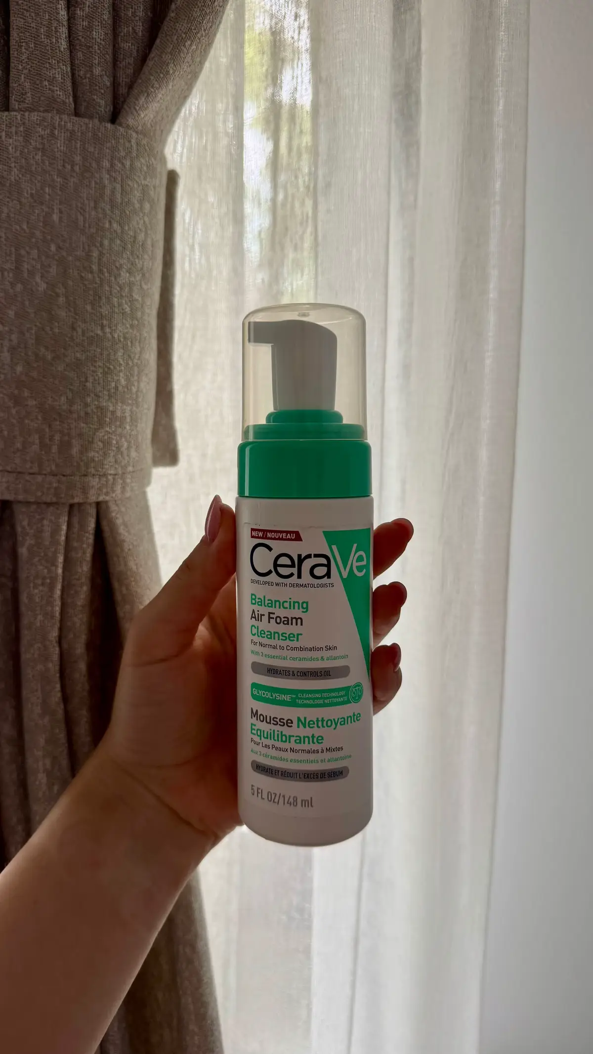 Am testat noua Spumă de Curățare Reechilibrantă Air Foam CeraVe, special creată pentru tenul normal și mixt, și a devenit rapid parte din rutina mea zilnică. 🫧 Formula sa non-comedogenică, fără parfum și non-iritantă, curăță delicat impuritățile și excesul de sebum, oferind în același timp 24h hidratare și 8h efect anti-luciu. Textura ultra-lejeră transformă curățarea într-un moment plăcut, iar combinația de tehnologie Glycolysine, 3 ceramide esențiale și alantoină protejează bariera naturală a pielii, calmează și menține hidratarea optimă. 🌿💧 Îmi place să o folosesc atât dimineața pentru un ten fresh, cât și seara pentru a îndepărta machiajul și impuritățile acumulate peste zi. Rezultatul? O piele curată, echilibrată și vizibil mai sănătoasă. 💙  #BUZZ_CeraVeAFC #CeraVe #CeraVeRomania #SkincareRoutine @BUZZStore @cerave 