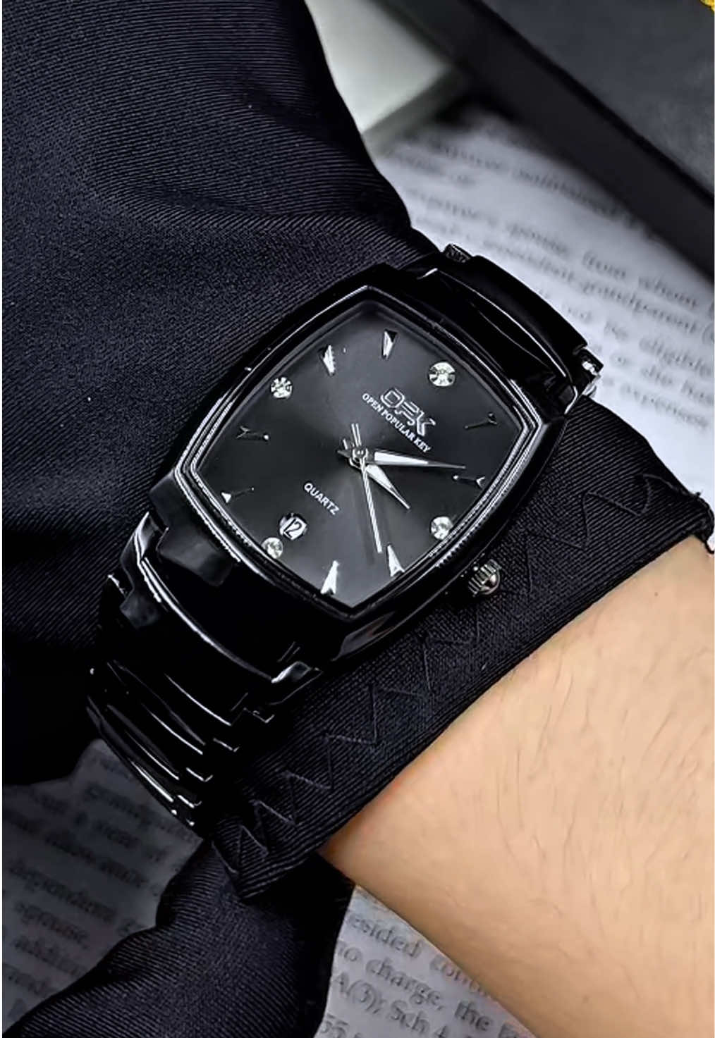 Saya sangat suka jam hitam ini. sangat sejuk. ⌚️😎#cool #fashion #fyp #popular 