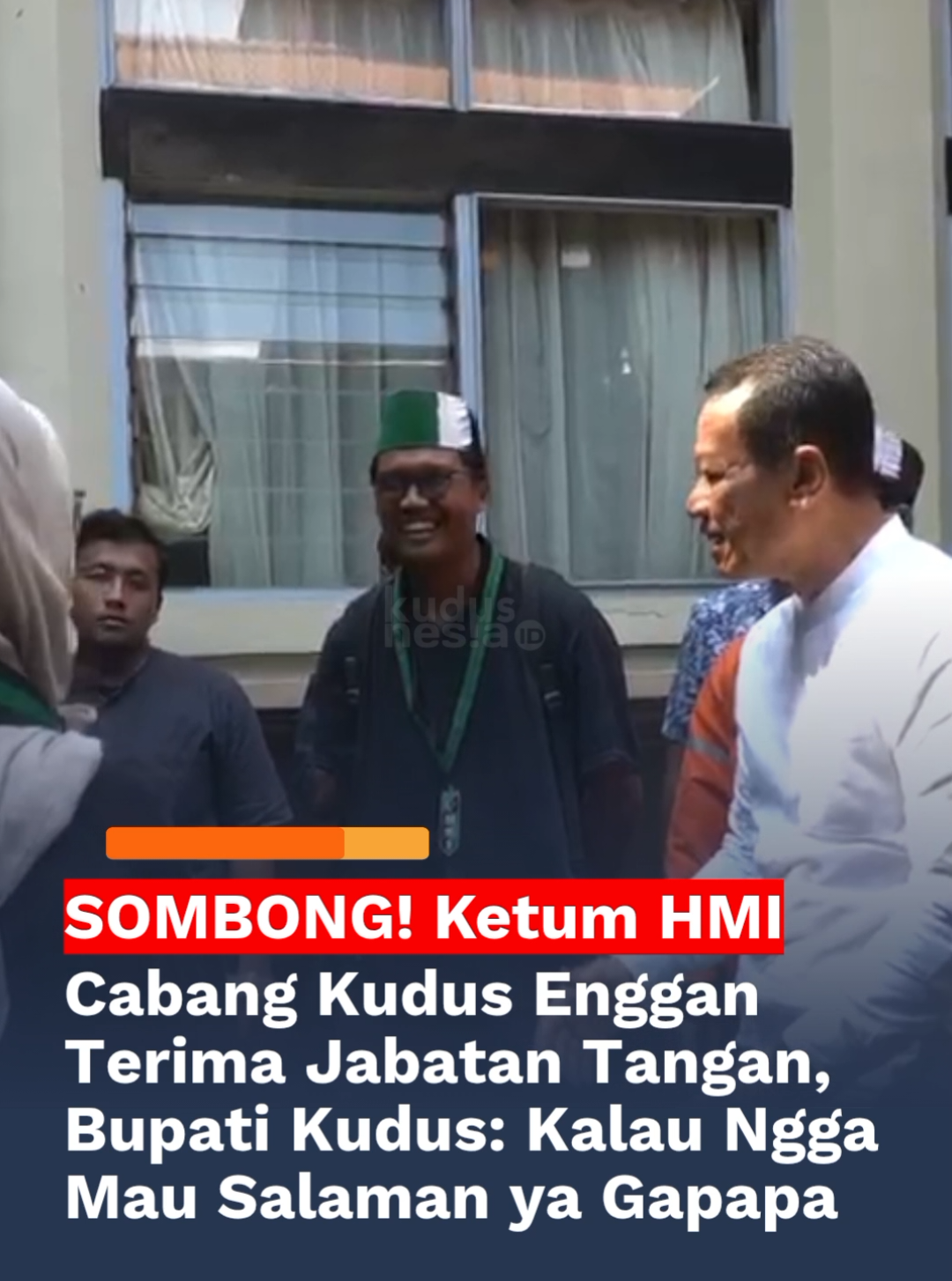 penyambutan baik bapak Bupati Kudus dalam menyambut Kader HMI bebarengan dengan acara Maulid Nabi. Dalam Vidio tersebut, Ketika Bapak Sam'ani Intakoris ingin berjabat tangan dengan ketum HMI, hal tersebut ditolak dengan memegang rok*k ditangannya. source: istimewa #fypage #fyp #fypシ #kudus #kudusnesia 