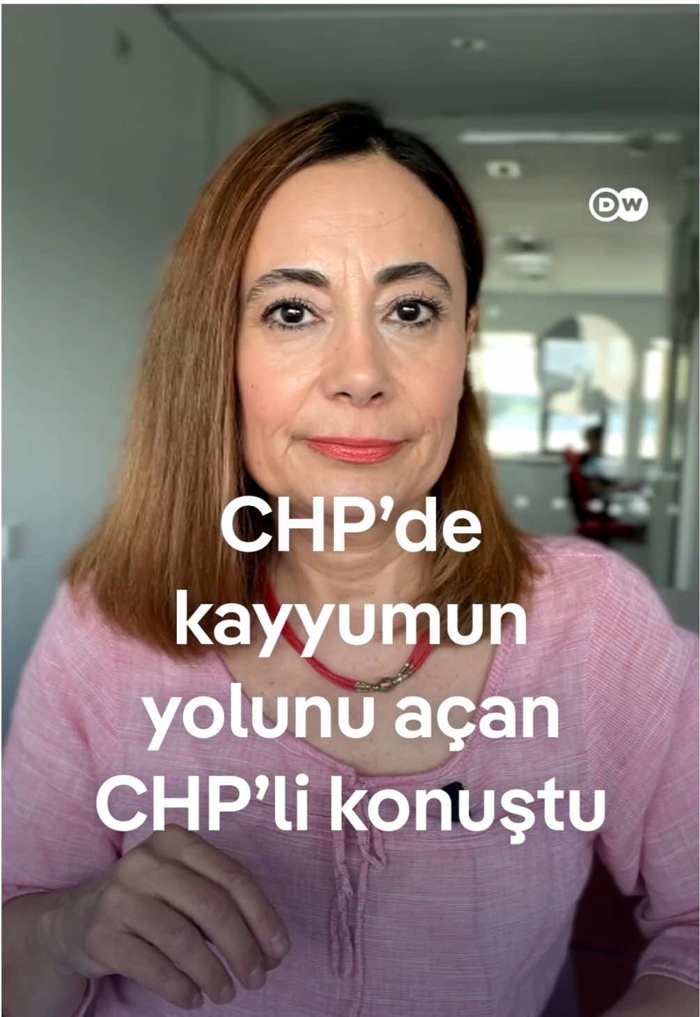 CHP'de ne oluyor? CHP kayyumu tartışıyor. CHP'nin iki yıl önce yapılan CHP İstanbul İl Kongresi'nin mahkeme kararı ile iptal edilmesine, Gürsel Tekin'in CHP İstanbul İl Başkanlığı'na kayyum olarak atanmasının yolunu açan şikayeti parti üyesi Özlem Erkan yaptı. Hem Ekrem İmamoğlu hem de CHP İstanbul İl Başkanı Özgür Çelik ile fotoğrafları olan Özlem Erkan'ın ismi 6 Nisan’daki olağanüstü kongrede Özgür Özel'e muhalif isimlerce oluşturulan Parti Meclisi adayları listesinde yer alıyordu. Özlem Erkan'ın avukatı Cevahir Kılıç DW Haber'e konuştu. Kendisine hem CHP'ye kayyumun yolunu açan şikayeti hem de Gürsel Tekin'i sorduk. Kılıç, 