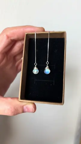 ✨ Argento 925 + labradorite bianca naturale = pura magia ✨ Leggeri, luminosi e fatti a mano 💎💫 #handmadejewelry #silverjewelry #labradorite #minimalstyle #CrystalJewelry 
