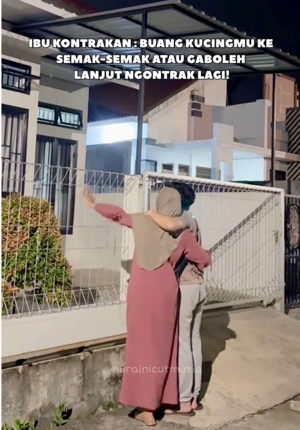 Aneh aneh aja kehidupan. Btw sebelum masuk aku udh izin kalo melihara kucing dan diizinkan asal kucingnya indoor. Dia juga muji muji kok waktu dia liat kucing kucingkuu katanya cantik bersih. Dia jg punya kucing tp ga keurus (kutuan, jamur, kurusan) kucingnya dilepas gt aja sampe tertabrak mobil (m*ti) dan kucing yg lainnya dikasihin ke org lain. Sempet jg dia ngasih ke aku dulu tp aku tolakk. kalo dulu aku terima mungkin aku ga akn diusir kali ya wkwk 