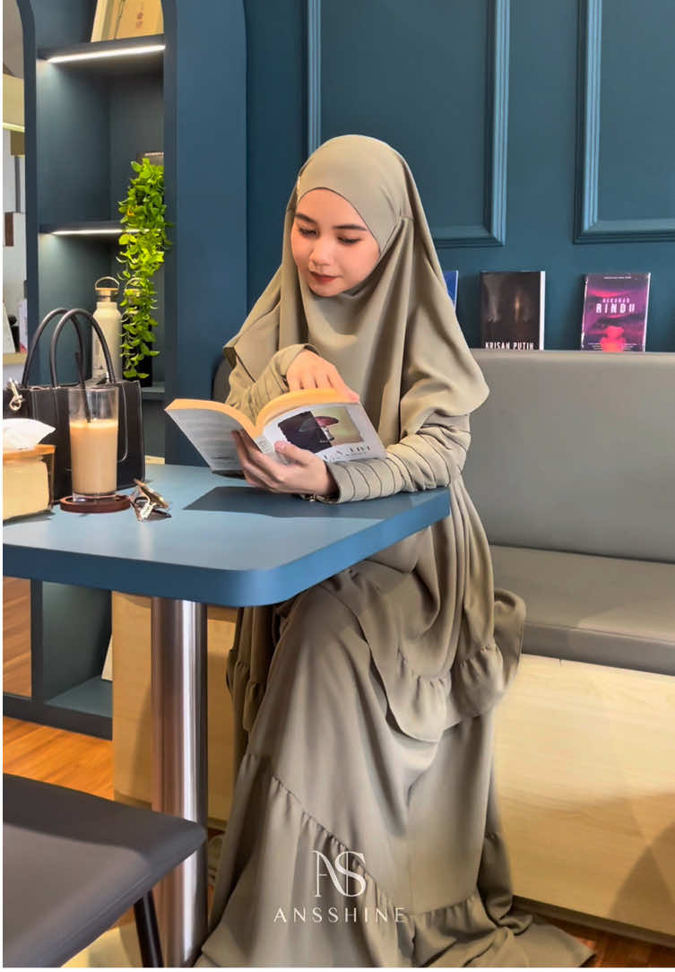 Warm coffee, quiet pages, and the comfort of Kalila Series. Syar’i isn’t a limit it’s elegance in every detail 🤍☕ Kalila dirancang untuk kamu yang nggak cuma mau tampil syar’i, tapi juga nyaman menjalani hari. #ansshine #beyondelegance #misshine #pakaiansshine#