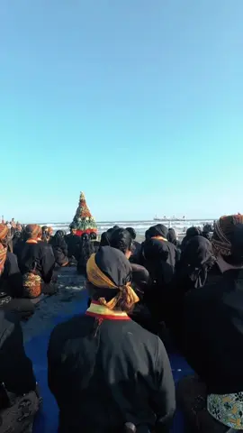 Upacara Labuhan Parangkusumo adalah upacara adat tahunan Keraton Yogyakarta di Pantai Parangkusumo, Bantul, yang bertujuan untuk memohon keselamatan dan kesejahteraan bagi Sri Sultan, keraton, dan rakyat Yogyakarta, serta sebagai rasa syukur kepada Tuhan dan alam. Kata 