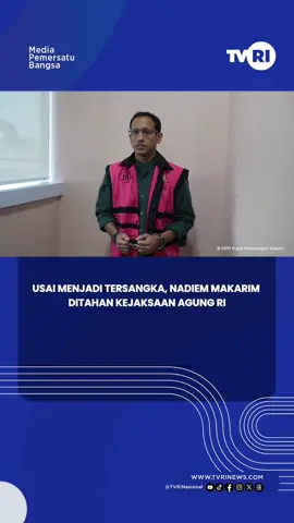Mantan Menteri Pendidikan dan Kebudayaan Nadiem Makarim langsung ditahan oleh Kejaksaan Agung usai ditetapkan sebagai tersangka korupsi pengadaan laptop Chromebook. Nadiem mengenakan rompi tahanan Kejagung berwarna Pink dan telah diborgol oleh penyidik Jampidsus Kejagung. Selama periode 2019-2022, Kemendikbud mengadakan 1,2 juta unit laptop khususnya di daerah 3T dengan total anggaran Rp 9,3 Triliun. #TVRI #TVRINasional #MediaPemersatuBangsa 