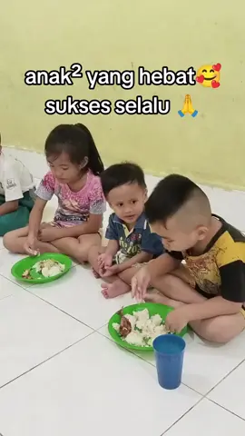 syalom bapak ibu  bantu do'anya semoga anak² kita sehat selalu dan dimurahkan rezeki amin🙏 #fyp #viralvide #yatimpiatu #makan #anakhebat 
