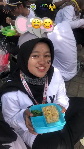 YAREUUU😩 kita kepoin bekal maniezt-maniezt! Ini ada yang bawa nasi goreng bayam (?)😭😭. Maniezt-maniezt bisa komen yarreu maniezt-maniezt saat ABS 2025 day 2 di kolom komentar ya!  Info selengkapnya, tetap pantau terus media sosial kami: IInstagram: @sastrambois TikTok: @sastra_mbois Twitter: @SastraMbois #ABSFS2025 #AbdiBaktiSastra  #RitodePaso #EsteestuPaso #BEMFASastra  