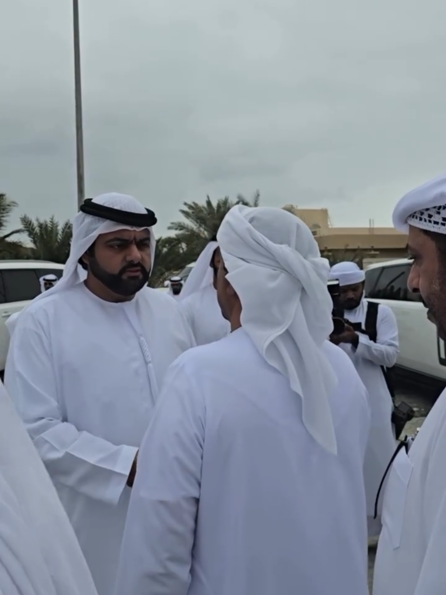 سمو الشيخ محمد بن حمد الشرقي ولي عهد الفجيرة يقدم واجب العزاء في وفاة المغفور لها بإذن الله مريم علي بن صباح الزحمي.