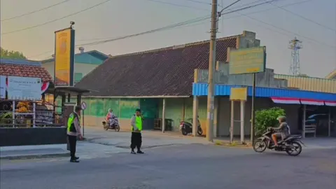 🟦 PH Pagi – Polsek Ngemplak | Kamis, 4 September 2025 “Hadir di Tengah Masyarakat, Awali Hari dengan Pelayanan” Pagi ini, personel Polsek Ngemplak melaksanakan Pelayanan PH Pagi di titik-titik rawan kepadatan arus lalu lintas, khususnya di depan sekolah, pasar, dan persimpangan utama wilayah Ngemplak. Kegiatan ini bertujuan untuk membantu penyeberangan pelajar dan masyarakat, serta menjaga kelancaran arus lalu lintas di jam-jam sibuk. Dengan semangat pengabdian, kami hadir untuk menciptakan rasa aman dan nyaman bagi seluruh pengguna jalan. ✨ Tetap patuhi aturan lalu lintas dan utamakan keselamatan! #PolsekNgemplak #PolresBoyolali #PHPagi #PengamananLaluLintas #PenyeberanganPelajar            @polresboyolali @humas_poldajateng