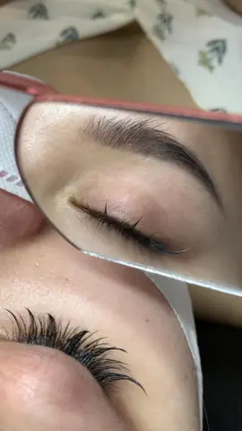 Trông mấy sợi mi đơn giản đúng ko??? Thế mà lại khó vô cùng. Xứng đáng lọt top những nghề khó nhất thế giới. Nối dc bộ mi như này là đã phải đánh đổi thời gian để học, tiền bạc, mồ hôi và thậm chí là cả nước mắt đó quý zị. Nối mi đã khó rồi vậy nên mong mọi thứ nhẹ nhàng với chúng taaa hơn 🤣🤣🤣#xuhuong #chinhanhdep #mithietke 
