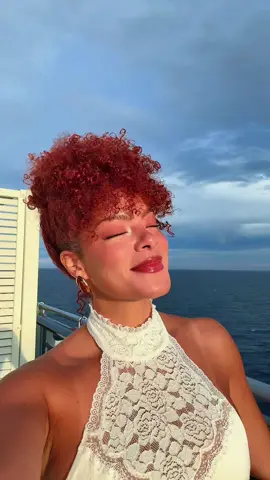 Curly updo hairstyle for a transatlantic adventure 💕 #curlyhairstyles #curls #naturalhair #curlypineapple 