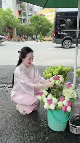 Không làm khó người, không làm khó mình. Mỗi người đều có một con người riêng, và mình chọn đồng hành chứ không chen lấn, chọn yêu thương chứ không chọn ràng buộc, mình sẽ thấy lòng nhẹ hơn rất nhiều.  Hãy để họ là họ, chúng ta là chúng ta.  Chỉ có tự bản thân mỗi người mới biết họ thực sự cần gì, phải làm gì, và thế nào là hạnh phúc. Nên cũng ko cần phải dạy ai cách sống hoặc sống theo ai. Cứ là mình thôi, hoàn thiện dần dần. 🙏🏻 #muavulan #me2embe #xuhuongtiktok #fypシ゚viral #vulanbaohieu 