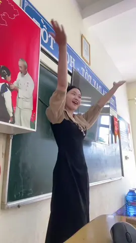 Khởi động cùng cô Bé nào😚#viral #giaovientieuhoc #xuhuongtiktok 