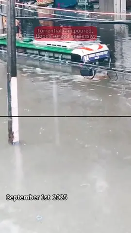 Dark skies opened, floods consumed the ground.#Houston#flood#HTown#HoustonWeather#Rainstorm