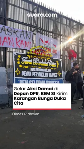 Badan Eksekutif Mahasiswa (BEM) SI menggelar aksi damai di depan Gedung DPR/MPR RI, Kamis (4/9/2025). Sejumlah mahasiswa dari USU, PNJ, IPB, UNS, UNJ turut serta dalam aksi ini. Dalam aksi ini mereka mengirimkan karangan bunga turut berduka cita untuk DPR RI. Selain itu, mereka juga menggelar aksi tabur bunga dan menyalakan lilin sebagai simbol duka untuk wakil rakyat. Aksi damai ini berlangsung kondusif. Seluruh mahasiswa meninggalkan area Gedung DPR/MPR RI pada pukul 18.00 WIB. #bem #bemsi #aksidamai #unjukrasa #demo #mahasiswa