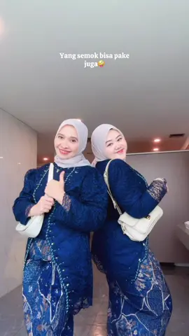 couplan sama mama🩵💙. mama pake L aku pake xxl yaa🫶🏻🥶#promoseruweekend #affiliatemarketing #affiliate #wisuda #kebayamodern 