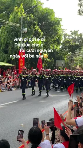 Bắt người ta đốt cháy xong bắt người ta dập lửa là thế nào😂#a80tuhaovietnamm#tetdoclap#linhcuuhoa 