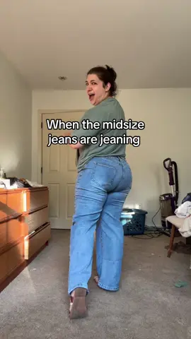 We love a good pair of jeans that represent the mid size queens 