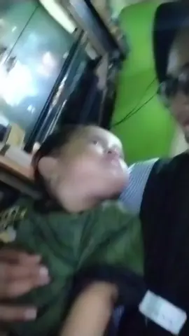 Buat yang kemarin viralin saya, yang bilang saya menelantarkan anak saya, dan minta saya jemput anak saya. tapi kenapa pas saya jemput dan mau bawa anak saya ga dibolehin.. malah saya di fitnah sana sini. sampe saya risegn kerja buat jemput anak saya tapi tetep gaboleh. TIDAK ADA IBU YANG INGIN MENRLANTARKAN ANAKNYA. 