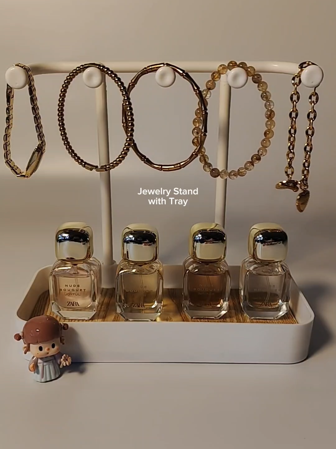 Minimalist Jewelry Stand with Tray ⋆˚✿˖° Perfect for your bracelets, necklaces, perfumes and other accessories. #jewelry #jewelryorganizer #organizer #minimalist #accessories 