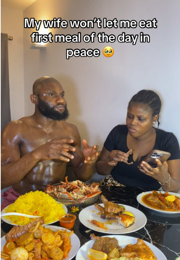 Anytime my wife sees me eating fish, her body will start doing miaw miaw like shekere… #coupledrama #eatingshow #omad #coupletiktok #onemealaday #firstmealoftheday #Foodie #makemeviral #makemefamous 