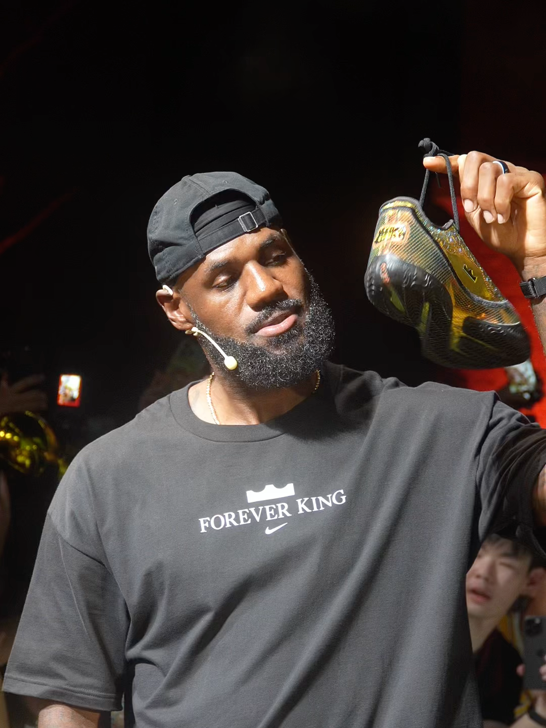 #LeBronJames shows the new sneakers to fans at an event in #Shanghai 👟🔥They’re seriously sleek! #basketball #NIKE