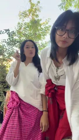 versi ber2 @just fio dengan latar dasya yang lagi main karet🕺🕺😂 #berkain #unair 