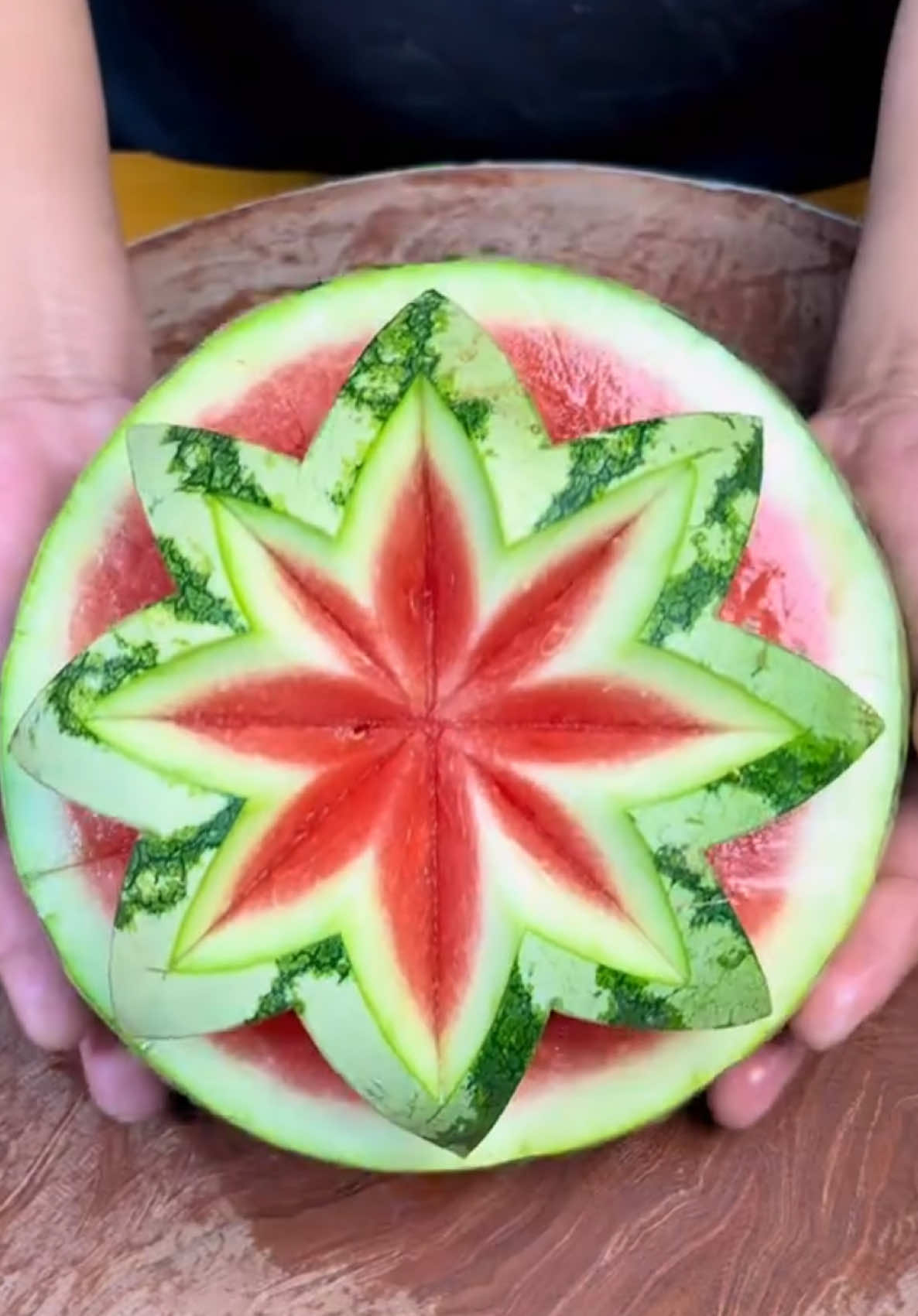 making watermelon decoration🥰🥰🥰#fyp #skills #chef #amazing #creative 
