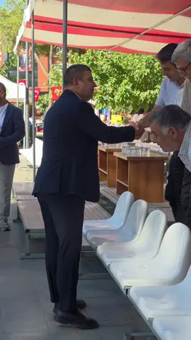 Tire’nin Kurtuluşu 103. Yılında Coşkulu Kutlama Tire’nin düşman işgalinden kurtuluşunun 103. yılı, Cumhuriyet Meydanı Atatürk Anıtı önünde düzenlenen etkinliklerle büyük bir coşkuyla kutlandı. Çelenk Töreni ile Başladı Sabah saat 10.00’da düzenlenen çelenk töreni ile başlayan programda, protokol üyeleri ve vatandaşlar bir araya geldi. Saygı duruşu ve İstiklal Marşı okundu. Atatürk Anıtı’na çelenk sunumu yapıldı. Kutlama Programı Saat 10.15’te başlayan kutlama programı ise renkli ve anlamlı etkinliklere sahne oldu. Protokol konuşmalarının ardından Tire Belediyesi Tarihi Armoni Bandosu’nun seslendirdiği eserler, solist Aylin Orhan’ın yorumladığı “Tire Marşı” ile alandaki coşkuyu doruğa çıkardı. Ardından günün anlam ve önemini yansıtan şiirler öğrenciler tarafından seslendirildi. Tire Belediyesi Tiyatro Topluluğu, sahnelediği “Kurtuluş Oratoryosu” ile katılımcılara duygu dolu anlar yaşattı. Halk Oyunları ve Türkülerle Final Belediye Halk Oyunları Topluluğu’nun sergilediği zeybek gösterileri, Tire’nin kültürel mirasını bir kez daha yaşatırken; Tire Belediyesi saz sanatçıları ve Tire Halk Eğitimi Merkezi usta öğreticilerinin katkısıyla gerçekleştirilen “Tire Türküleri Dinletisi”, solist Celal Geçgin’in seslendirmeleriyle büyük beğeni topladı. Katılımın yoğun olduğu etkinliklerde Tire halkı, kurtuluşun gururunu ve sevincini hep birlikte yaşadı.