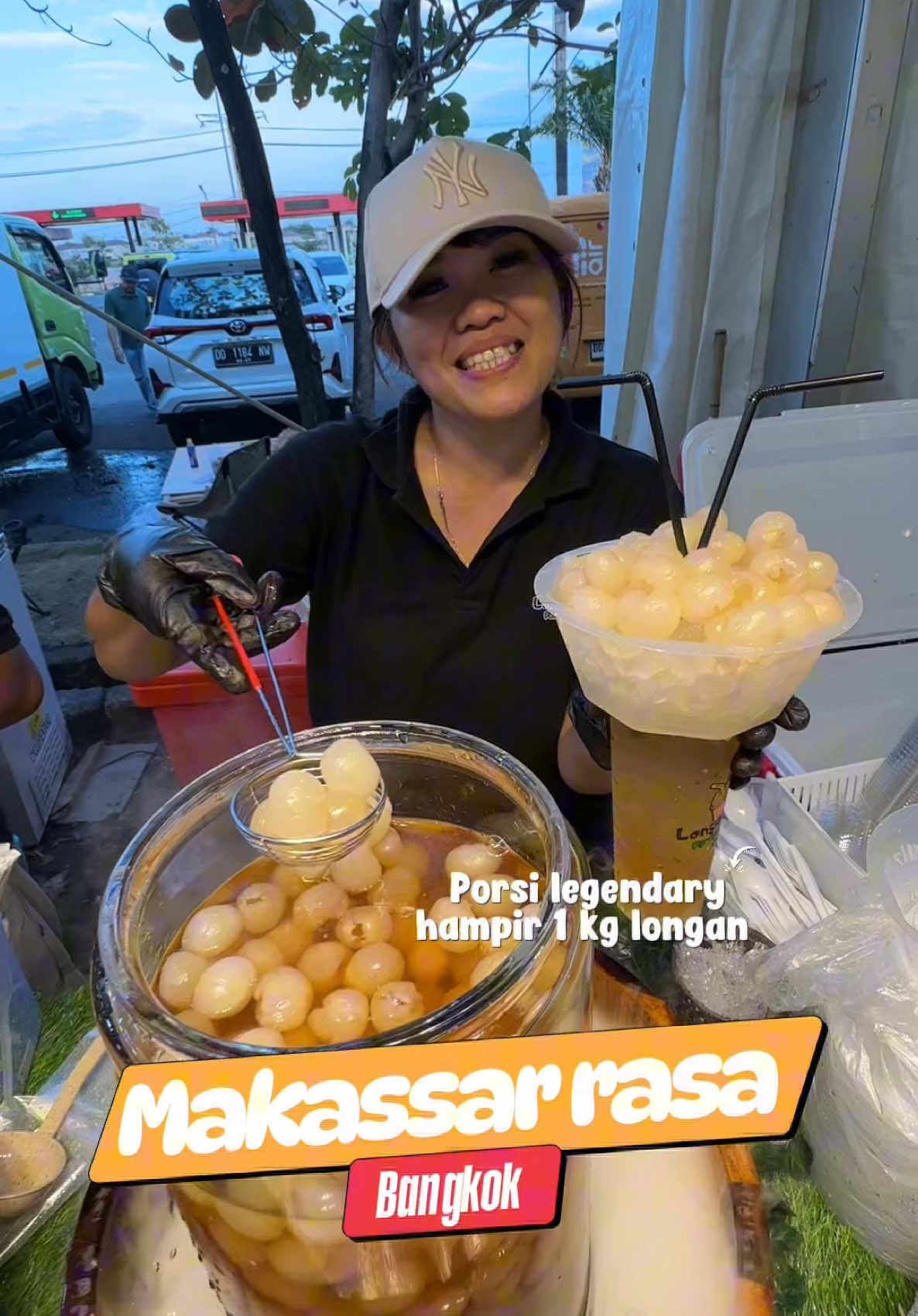 Akhirnya event kuliner terbesar di Indonesia @roadshowkulinerviralindonesia hadirmi di #makassar dengan tema Makassar rasa Bangkok di mal TSM Makassar mulai tgl 3 september sampai 14 september. Ada 200 tenant dengan 1000 lebih macam pilihan menu makanan /minuman dan 100% halal #roadshowkulinerviralindonesia #makassarrasabangkok #jajananmakassar #kulinermakassar 