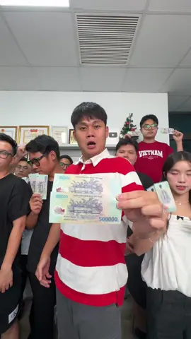 Không khí nhận lì xì Tết Độc Lập ở Schannel:)) #schannel 