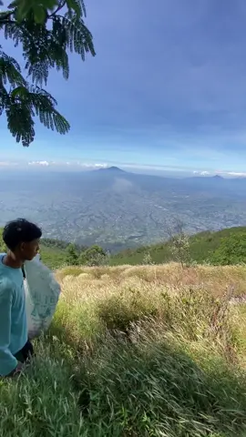 Cari rumput dulu#view#gunung