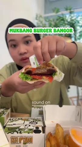 mukbang burger bangor favorit gue! soalnya enak & murah😭✅ @Burgerbangor.official  #kulinerjakarta #Burgerbangor #BurgernyaIndonesia #BangorMeansMore #kulinerkemanggisan 